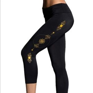Onzie Yoga Capri Black Gold Details XS